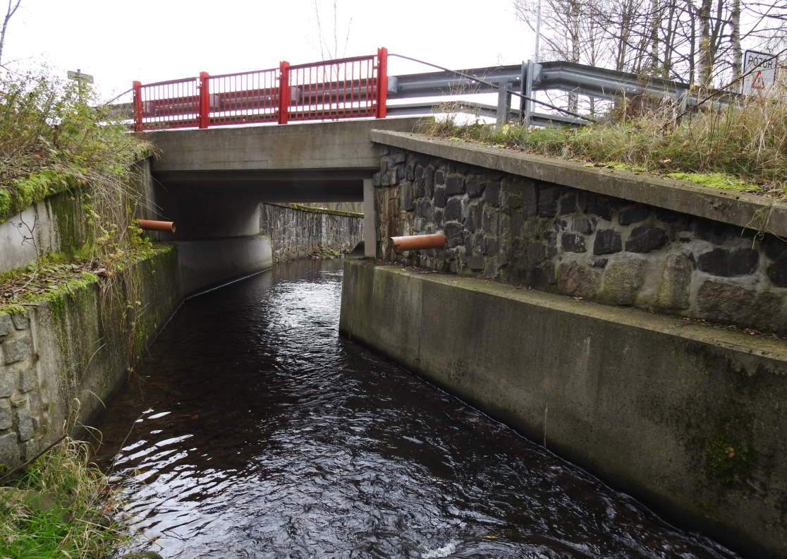 Flájský potok, regulovaný úsek, tok je sveden mezi dvě stěny.
